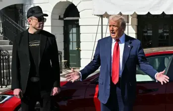 La decisión del presidente Donald Trump también afectaría indirectamente a la empresa de vehículos eléctricos Tesla, propiedad de su exasesor Elon Musk. FOTO: AFP via Getty 