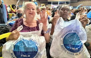 Familias recibiendo los mercados que donó la Fundación Internacional María Luisa de Moreno. FOTO Cortesía FIMLM.
