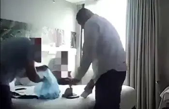 El material difundido muestra a un hombre recibiendo dinero en una habitación de hotel. FOTO: TOMADAS DEL VIDEO
