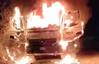 Este fue el camión compactador de basuras incinerado por los delincuentes, en la vía al relleno sanitario de Popayán. FOTO: CORTESÍA. 