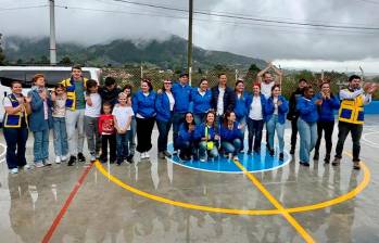 La placa deportiva de la vereda Betania, en El Carmen de Viboral, hoy es un espacio renovado gracias a la solidaridad. FOTO: Cortesía