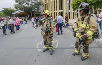 El Cuerpo de Bomberos de Medellín verifica en la ciudad posibles daños y agrietamientos tras el sismo. Imagen de referencia. FOTO: Esneyder Gutiérrez