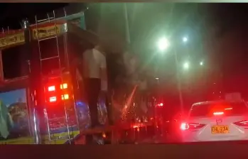 En video alcanzó a registrar la detonación de dos voladores en una vía altamente concurrida. IMAGEN TOMADA DE VIDEO