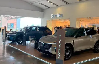 Vitrina de Voyah en el centro comercial El Tesoro, en Medellín, donde la marca de lujo eléctrico abrió su primer punto de exhibición en la ciudad. FOTO CORTESÍA VOYAH