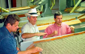 La trilla de café le dio impulso a la producción industrial, según el Dane. FOTO EL COLOMBIANO
