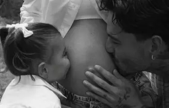 Maluma, Paris y Susana Gómez compartieron una tierna fotografía para anunciar la llegada de un nuevo integrante a la familia. Foto: redes sociales @maluma