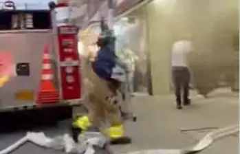 Las llamas se extendieron por el primer piso del centro comercial; varias personas quedaron atrapadas por un rato. FOTO: IMAGEN CONGELADA DE LA WEB