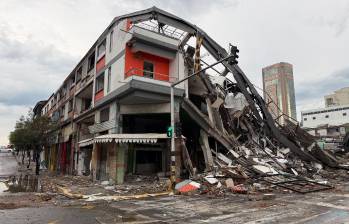 Bomberos de Pereira buscan a dos personas atrapadas tras el colapso de un edificio en la carrera 12 con calle 18, en el centro de la ciudad. FOTO X.com/Marovaan