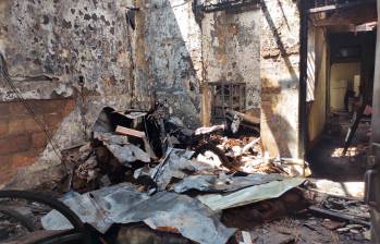 Así quedó la vivienda donde se presentó el incendio en el que falleció Iván Darío Eusse, de 68 años. FOTO: JESSICA M. CANO