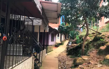 En este callejón del barrio Bello Oriente, de Medellín, ocurrió el asesinato de un soldado que se encontraba de licencia en la comuna, después del centro de Medellín, con más homicidios. FOTO: LAURA ROSA JIMÉNEZ VALENCIA