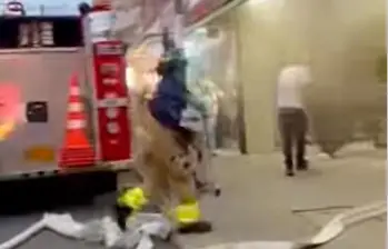 Las llamas se extendieron por el primer piso del centro comercial; varias personas quedaron atrapadas por un rato. FOTO: IMAGEN CONGELADA DE LA WEB