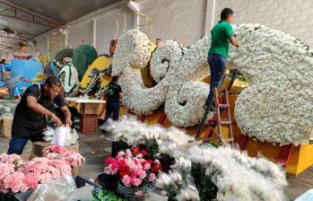 Las flores para esta carroza llegaron desde Medellín. FOTO Luz Élida Molina