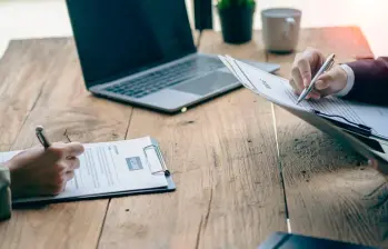 Las plataformas de empleo registran un aumento de vacantes de 36 horas semanales con salarios por debajo de los $2 millones. FOTO: GETTY