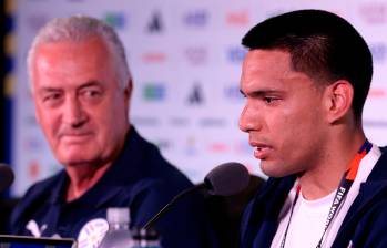 Diego Gómez y Gustavo Alfaro en la rueda de prensa previa al debut de Paraguay. FOTO: X Albirroja