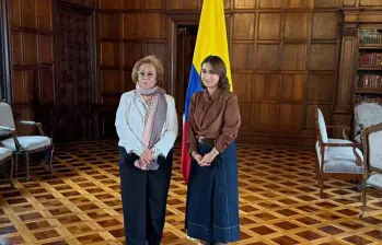 A la izquierda, la canciller Rosa Villavicencio; a la derecha, Laura Sarabia, nueva embajadora de Colombia en Reino Unido. FOTO: CORTESÍA EMBAJADA DE COLOMBIA EN REINO UNIDO