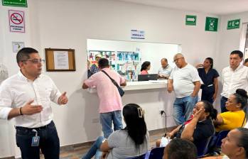 El agente interventor de Sanitas, Duver Vargas, durante una de las visitas a las sedes de los gestores farmacéuticos en La Guajira. FOTO CORTESÍA