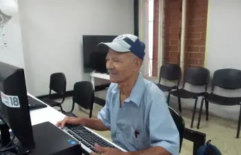 Los expertos recomiendan hablar con los abuelos y los padres acerca de los riesgos que corren al navegar en internet. Foto: EL COLOMBIANO