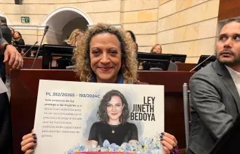 A una semana de terminar el periodo legislativo, la periodista Jineth Bedoya recibió una de las reparaciones que pidió la CIDH al Estado colombiano por el abuso que sufrió a inicio del siglo. FOTO: SENADO DE LA REPÚBLICA.