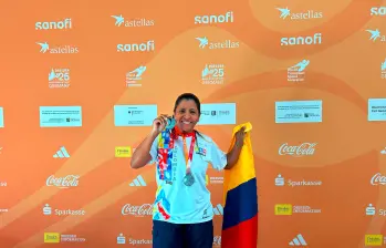 Ángela, “La Negra”, como le dicen, posa con sus medallas. FOTO cortesía 