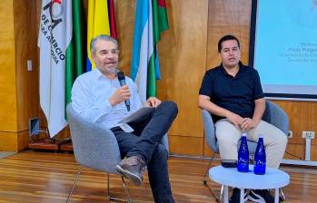 Fredy Pulgarín (izq.), vicepresidente de Competitividad y Desarrollo Empresarial de la Cámara de Comercio de Medellín; y Jorge Alexánder Castrillón, gerente de la empresa Estrategia BPO, estuvieron en la apertura del Centro de Transformación Digital. FOTO tomada de X