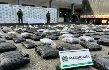 Los 652 paquetes de marihuana estaban camuflados en la mercancía de un camión que entraba a Medellín. FOTO: Cortesía Policía Antioquia