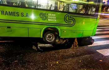 La socavación se abrió en la Avenida El Poblado, en el punto de cobertura de la quebrada La Presidenta. FOTO CAMILO SUÁREZ
