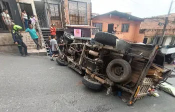 Así quedó el camión accidentado este sábado en el barrio Paris de Bello. FOTO: Cortesía Denuncias Antioquia