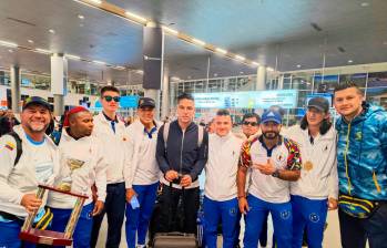 La Selección Colombia de fútbol para ciegos compartió con el goleador Radamel Falcao García en el aeropuerto El Dorado. FOTO cortesía