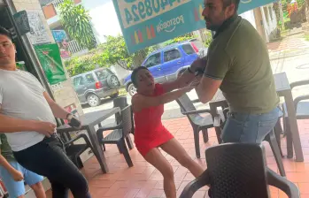 Una de las implicadas, María Teresa Londoño Herrera (“la Mona”), trató de resistirse a la captura en un establecimiento público, pero finalmente fue sometida. FOTO: CORTESÍA INTERPOL COLOMBIA.