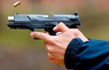 La Presidencia de Colombia levantó la suspensión general de los permisos para el porte de armas de fuego. FOTO: COLPRENSA.
