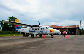 La presencia de personas en la pista y fallas en infraestructura motivaron a Satena a suspender temporalmente vuelos hacia el Pizarro, Chocó. FOTO cortesía Satena