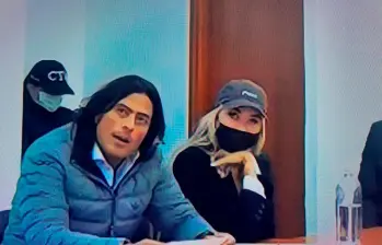 El acusado Nicolás Petro y su exesposa Daysuris Vásquez, en una de las audiencias. FOTO: COLPRENSA.
