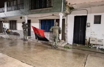 Los atacantes dejaron una bandera del Eln colgada y varios artefactos explosivos en cercanías al comando. FOTO: CORTESÍA