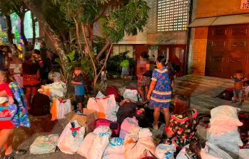 Los indígenas, en buena parte niños, permanecieron en las afueras de la Casa de Justicia de El Bosque, en el centro de Medellín. FOTO: CORTESÍA ALCALDÍA