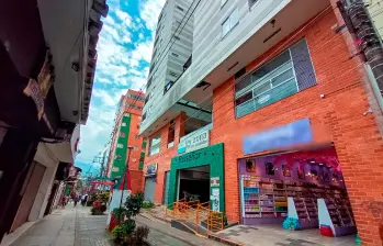 El edificio Ruiseñor queda a cuadra y media del parque principal de Caldas. Fue levantado en un área que se formó uniendo tres predios antes ocupados por casonas tradicionales. FOTO nestor alonso lópez