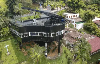Un piano en la montaña, instalaciones de la academia de artes Musicreando en la avenida Las Palmas. FOTO EL COLOMBIANO