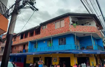 Dentro de esta vivienda del barrio El Porvenir, de Bello, ocurrió el asesinato de María Isabel Ochoa, de 21 años, luego de que una persona le apuntara con un arma de fuego en medio de una “broma”. FOTO: ANDRÉS GARCÍA HERNÁNDEZ
