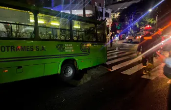 La socavación se abrió en la Avenida El Poblado, en el punto de cobertura de la quebrada La Presidenta. FOTO CAMILO SUÁREZ