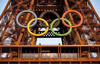 La icónica Torre Eiffel se erige sobre París, escenario de los recientes Juegos Olímpicos y ahora, de una tragedia que ha conmocionado al mundo. Foto: AFP