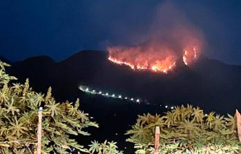 El incendio de cobertura vegetal se registró este domingo, en zona rural de Copacabana. FOTO: Cortesía
