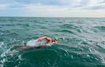 El antioqueño Jorge Igncio Ángel Bedoya en acción, durante su travesía por el Canal de la Mancha. FOTO CORTESÍA