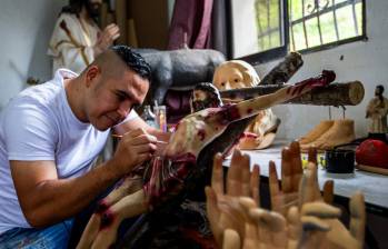 Joan crea piezas de talla internacional en su taller en el barrio Aranjuez en Medellín. FOTOS: JULIO HERRERA