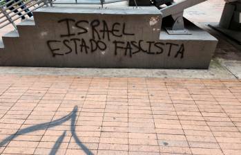 Este fue uno de los grafitis que pintaron en las afueras de la embajada de Israel en Bogotá. FOTO: CORTESÍA DE LA EMBAJADA DE ISRAEL.