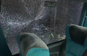 Así quedó uno de los cristales del bus luego del ataque. FOTO: Cortesía