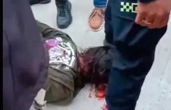 Un video en el que se ve un hombre inmobilizado por las autoridades ha circulado. IMAGEN TOMADA DE VIDEO