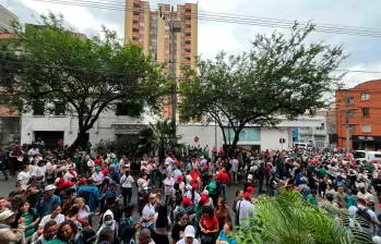 Los docentes se congregaron en las afueras de Adida, en el centro de Medellín, para iniciar sus protestas en el marco del paro por 72 horas que iniciaron hoy contra los problemas en la atención en salud que padecen. FOTO: CORTESÍA
