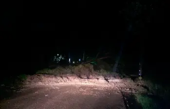 Este derrumbe taponó la vía entre los municipios de Cajicá y Tabio, en Cundinamarca. FOTO: CORTESÍA GESTIÓN DEL RIESGO.