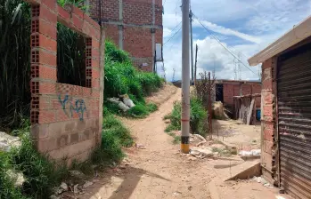 En este callejón de tierra de la vereda Ajizal, de Itagüí, ocurrió el asesinato de Johan Alexánder Agudelo Hernández, de 20 años, y quien era conocido con el alias de 55. Fue el primero de los dos asesinatos. FOTO: ANDRÉS GARCÍA HERNÁNDEZ