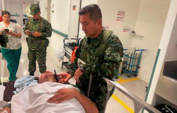 Los altos mandos del Ejército visitaron a los tres lesionados que se encuentran en la Clínica Panamericana, de Apartadó. FOTO: CORTESÍA