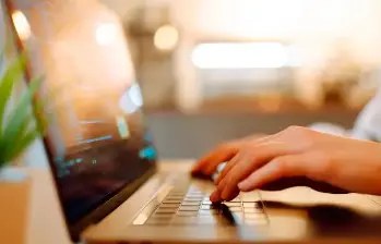 El trabajo flexible gana terreno en Colombia con más de 110.000 vacantes activas que permiten equilibrar la vida laboral y familiar. FOTO: GETTY
